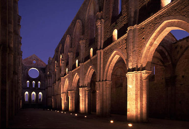 San Galgano vista in notturna. Fonte: dalla rete