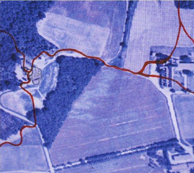 Rilievo dei corsi d'acqua ( in Rosso ) nell'intera area inteerssata. La foto aerea è rilevata da www.atlanteitaliano.it
