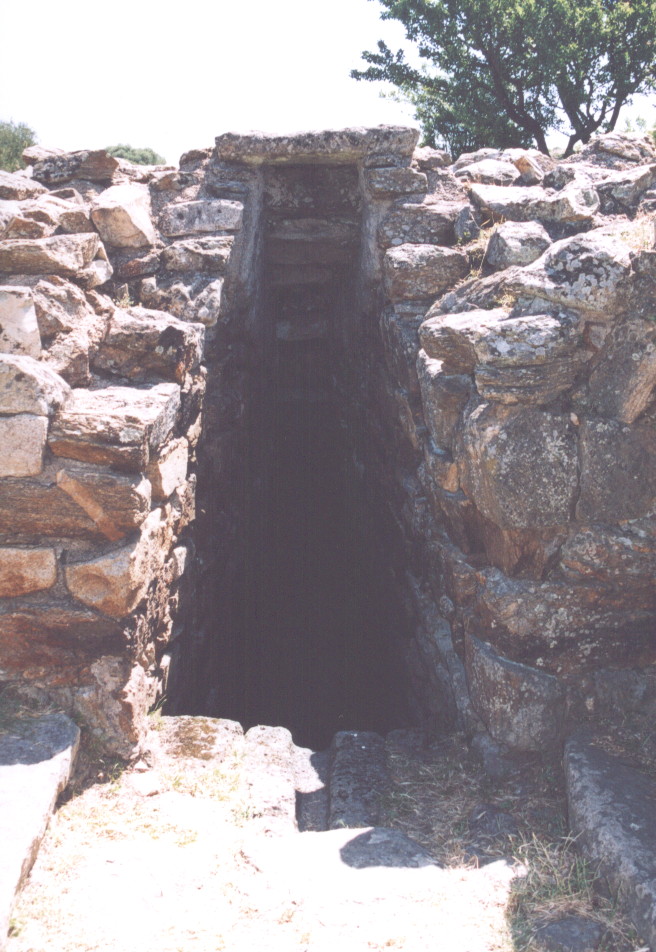 L'accesso al pozzo, si noti all'altezza del primo gradino la canalina troppo-pieno, unica pietra basaltica del complesso. Fonte: Sergio Costanzo