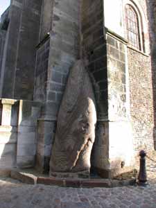 Effetti dell'evangelizzazione a Mans, nella pietra è scritta la storia dell'uomo, il menhir è ormai una parte della chiesa romanica del 1065. Fonte: dalla rete